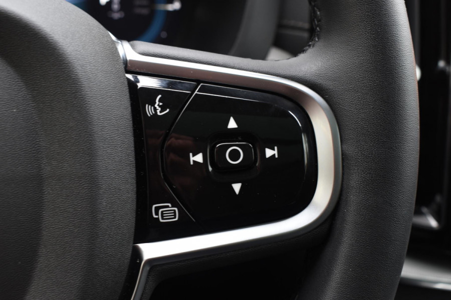 Volvo XC60 T6 350PK Automaat Plug-in Hybrid AWD Ultra Dark / Navigatie / Adaptieve Cruise control / Head Up-Display / Panorama dak / Leder / Elektrische stoelen / 360 Camera / Trekhaak / 20" Velgen