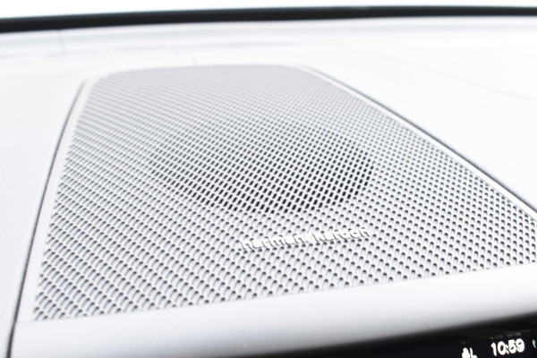 Volvo XC60 T6 350PK Automaat Plug-in Hybrid AWD Ultra Dark / Navigatie / Adaptieve Cruise control / Head Up-Display / Panorama dak / Leder / Elektrische stoelen / 360 Camera / Trekhaak / 20" Velgen