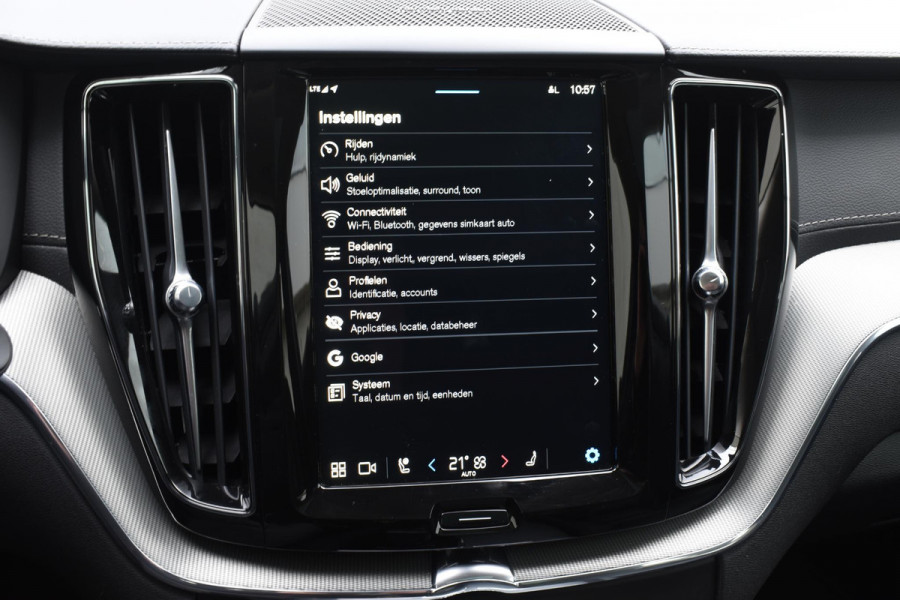 Volvo XC60 T6 350PK Automaat Plug-in Hybrid AWD Ultra Dark / Navigatie / Adaptieve Cruise control / Head Up-Display / Panorama dak / Leder / Elektrische stoelen / 360 Camera / Trekhaak / 20" Velgen