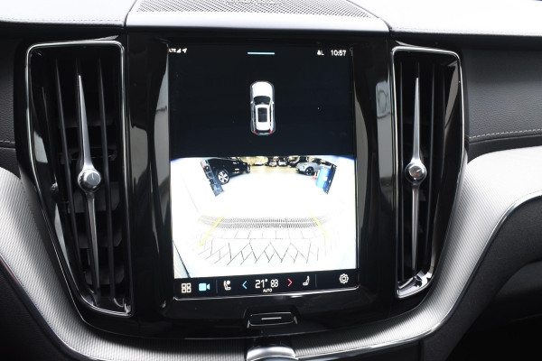 Volvo XC60 T6 350PK Automaat Plug-in Hybrid AWD Ultra Dark / Navigatie / Adaptieve Cruise control / Head Up-Display / Panorama dak / Leder / Elektrische stoelen / 360 Camera / Trekhaak / 20" Velgen