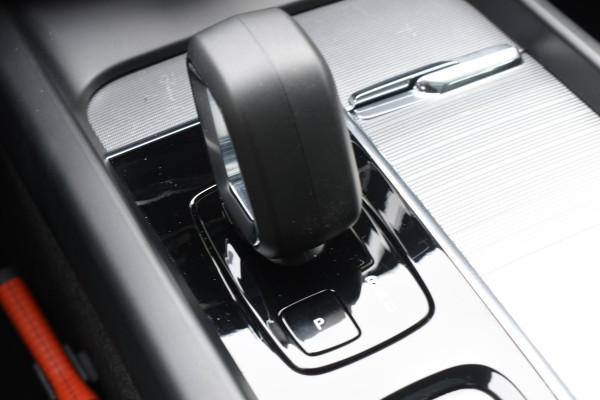 Volvo XC60 T6 350PK Automaat Plug-in Hybrid AWD Ultra Dark / Navigatie / Adaptieve Cruise control / Head Up-Display / Panorama dak / Leder / Elektrische stoelen / 360 Camera / Trekhaak / 20" Velgen