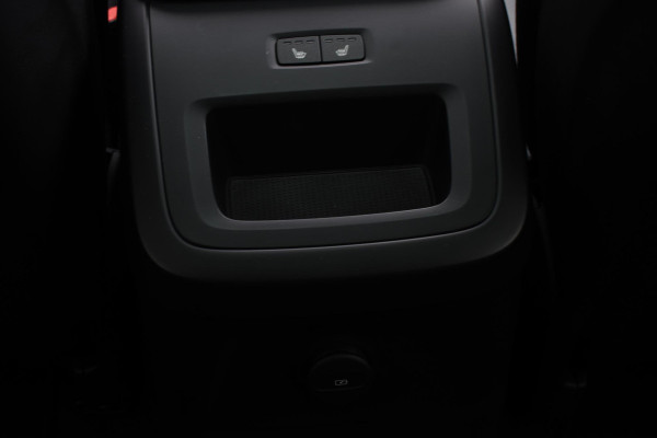 Volvo XC60 T6 350PK Automaat Plug-in Hybrid AWD Ultra Dark / Navigatie / Adaptieve Cruise control / Head Up-Display / Panorama dak / Leder / Elektrische stoelen / 360 Camera / Trekhaak / 20" Velgen