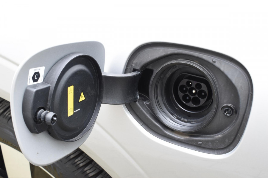 Volvo XC60 T6 350PK Automaat Plug-in Hybrid AWD Ultra Dark / Navigatie / Adaptieve Cruise control / Head Up-Display / Panorama dak / Leder / Elektrische stoelen / 360 Camera / Trekhaak / 20" Velgen