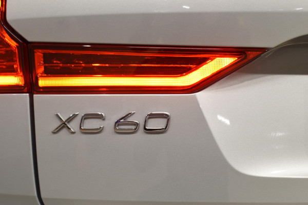 Volvo XC60 T6 350PK Automaat Plug-in Hybrid AWD Ultra Dark / Navigatie / Adaptieve Cruise control / Head Up-Display / Panorama dak / Leder / Elektrische stoelen / 360 Camera / Trekhaak / 20" Velgen