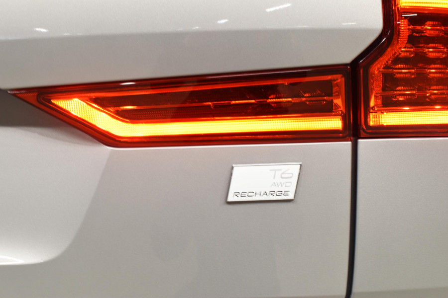 Volvo XC60 T6 350PK Automaat Plug-in Hybrid AWD Ultra Dark / Navigatie / Adaptieve Cruise control / Head Up-Display / Panorama dak / Leder / Elektrische stoelen / 360 Camera / Trekhaak / 20" Velgen