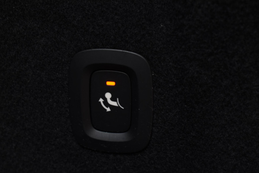 Volvo XC60 T6 350PK Automaat Plug-in Hybrid AWD Ultra Dark / Navigatie / Adaptieve Cruise control / Head Up-Display / Panorama dak / Leder / Elektrische stoelen / 360 Camera / Trekhaak / 20" Velgen