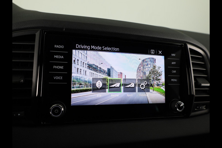 Škoda Karoq 1.5 TSI Sportline Business 150pk | Dode hoek sensoren | Adaptive Cruise Control | Elektrische achterklep |