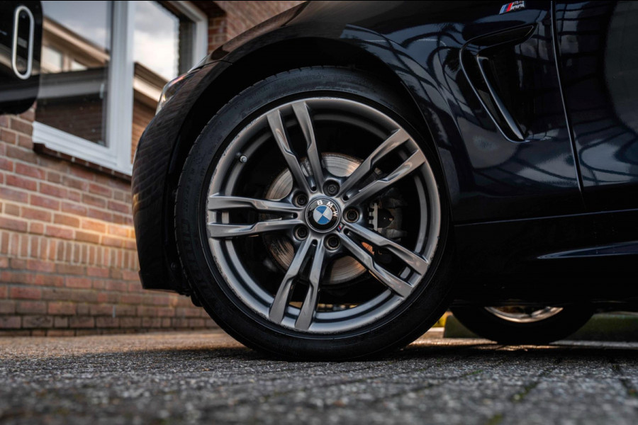 BMW 4 Serie Gran Coupé 418i Executive Edition 136 PK | M-Pakket | Carbon Zwart | Schuifdak | Camera | 18''