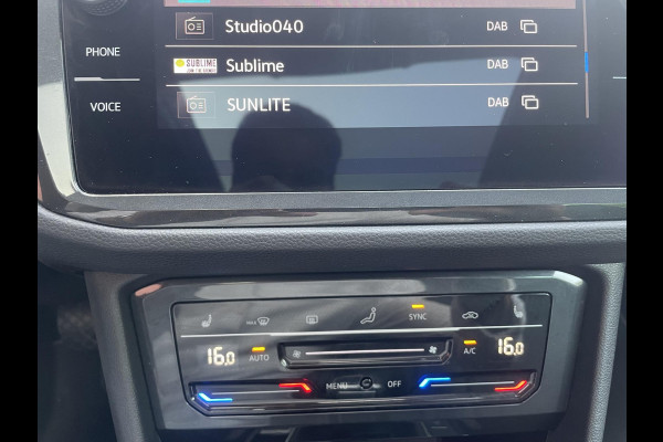 Volkswagen Tiguan 1.5 TSI 150pk DSG Life Panoramadak Navigatie d.m.v. Apple Carplay Android Auto Parkeersensoren Adaptive Cruise Control Stoel- en stuurverwarming Ledverlichting Getinte ramen Climate Control
