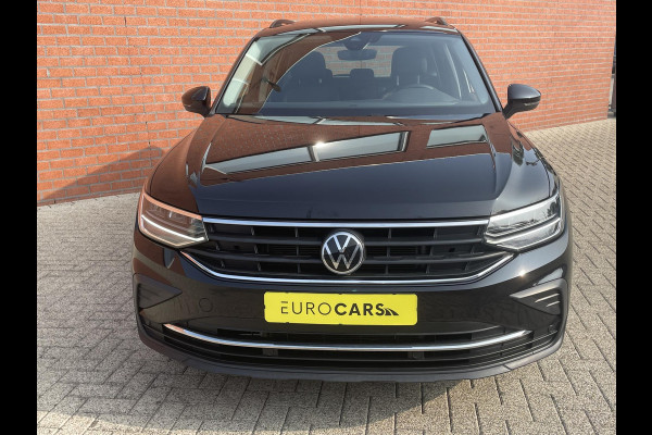 Volkswagen Tiguan 1.5 TSI 150pk DSG Life Panoramadak Navigatie d.m.v. Apple Carplay Android Auto Parkeersensoren Adaptive Cruise Control Stoel- en stuurverwarming Ledverlichting Getinte ramen Climate Control