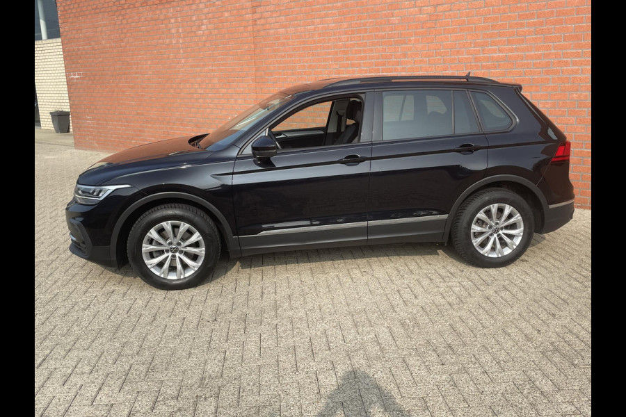 Volkswagen Tiguan 1.5 TSI 150pk DSG Life Panoramadak Navigatie d.m.v. Apple Carplay Android Auto Parkeersensoren Adaptive Cruise Control Stoel- en stuurverwarming Ledverlichting Getinte ramen Climate Control
