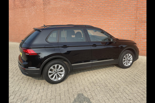 Volkswagen Tiguan 1.5 TSI 150pk DSG Life Panoramadak Navigatie d.m.v. Apple Carplay Android Auto Parkeersensoren Adaptive Cruise Control Stoel- en stuurverwarming Ledverlichting Getinte ramen Climate Control