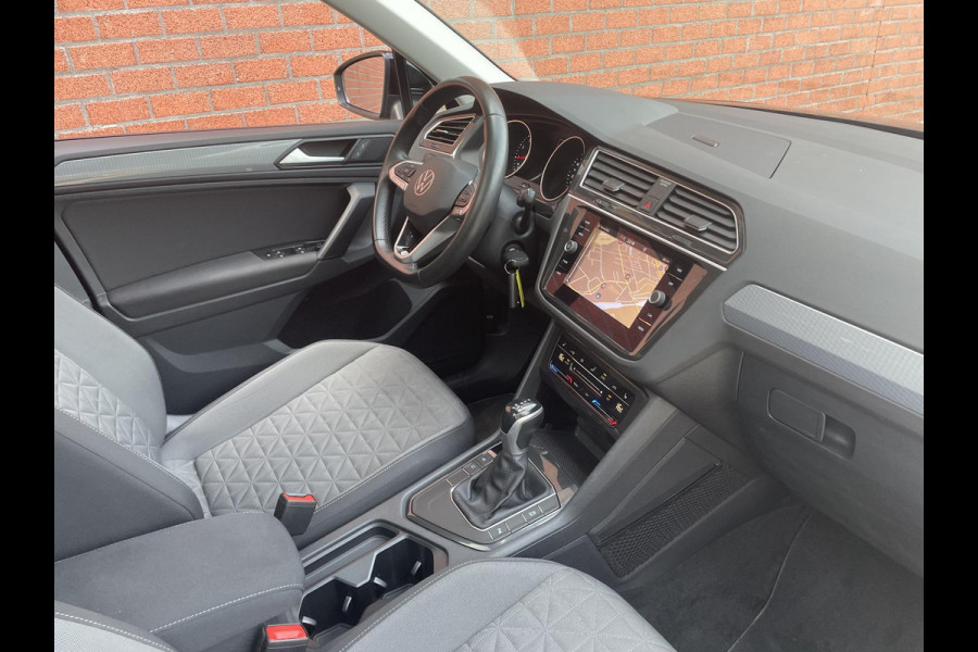 Volkswagen Tiguan 1.5 TSI 150pk DSG Life Panoramadak Navigatie d.m.v. Apple Carplay Android Auto Parkeersensoren Adaptive Cruise Control Stoel- en stuurverwarming Ledverlichting Getinte ramen Climate Control