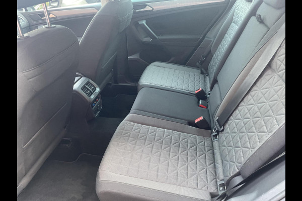 Volkswagen Tiguan 1.5 TSI 150pk DSG Life Panoramadak Navigatie d.m.v. Apple Carplay Android Auto Parkeersensoren Adaptive Cruise Control Stoel- en stuurverwarming Ledverlichting Getinte ramen Climate Control