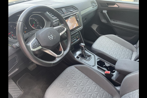 Volkswagen Tiguan 1.5 TSI 150pk DSG Life Panoramadak Navigatie d.m.v. Apple Carplay Android Auto Parkeersensoren Adaptive Cruise Control Stoel- en stuurverwarming Ledverlichting Getinte ramen Climate Control