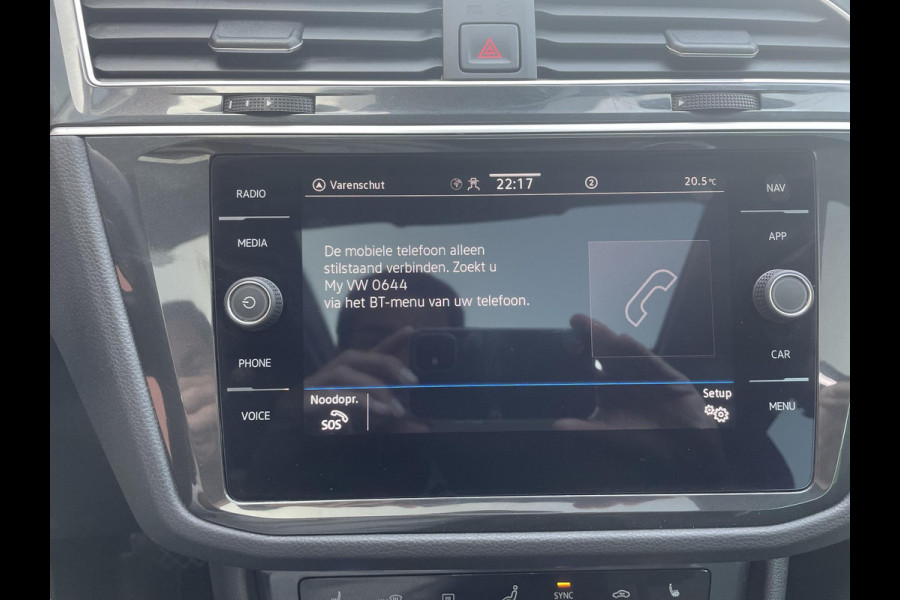 Volkswagen Tiguan 1.5 TSI 150pk DSG Life Panoramadak Navigatie d.m.v. Apple Carplay Android Auto Parkeersensoren Adaptive Cruise Control Stoel- en stuurverwarming Ledverlichting Getinte ramen Climate Control