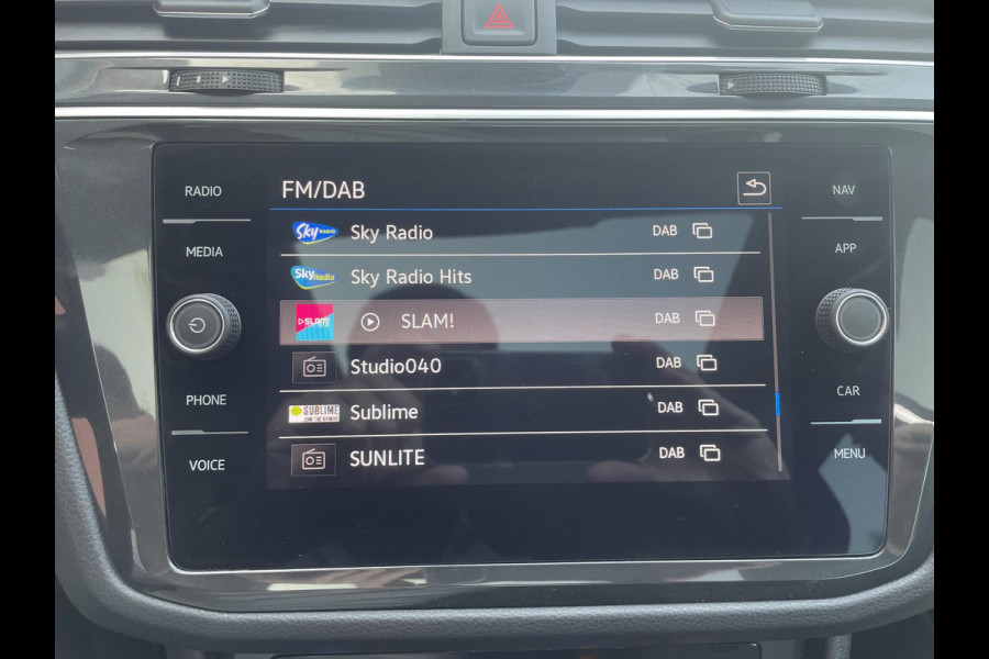 Volkswagen Tiguan 1.5 TSI 150pk DSG Life Panoramadak Navigatie d.m.v. Apple Carplay Android Auto Parkeersensoren Adaptive Cruise Control Stoel- en stuurverwarming Ledverlichting Getinte ramen Climate Control