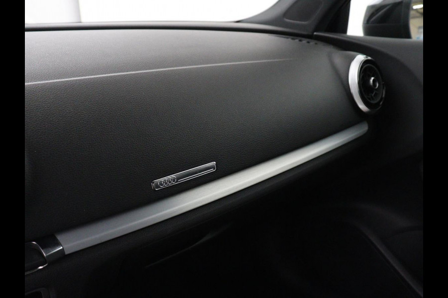 Audi A3 35 TFSI Advance Sport | Panoramadak | S-Line | Stoelverwarming | Half leder | Carplay | Virtual Cockpit | Navigatie | Cruise control | Full LED | DAB | Sportstoelen | Parkeerhulp
