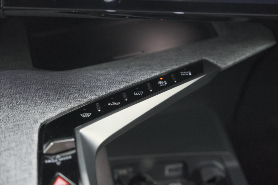 Peugeot 3008 1.2 Hybrid 136 GT | Panoramdak | 360 Camera | Stoelverwarming | Elektrische Kofferklep | Allseason Banden