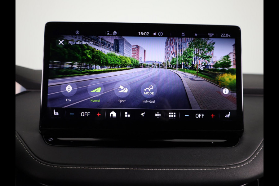 Škoda ENYAQ iV 60 Sportline 180 pk | SoH 90% | Navigatie | Parkeersensoren | Achteruitrijcamera | Autom. airco (3 zones) | Stoelverwarming | Keyless |