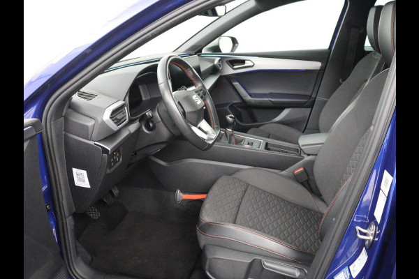 Seat Leon 1.0 TSI FR Launch Edition | Panoramadak | Trekhaak | Stoelverwarming | Camera | Carplay | Navigatie | Sfeerverlichting | Adaptive cruise | Keyless | Full LED | Dodehoek detectie