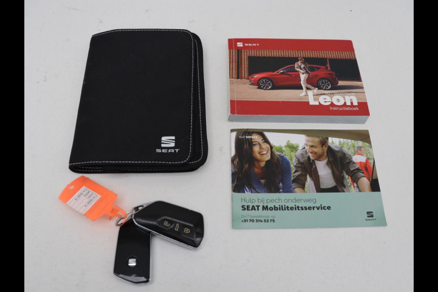 Seat Leon 1.0 TSI FR Launch Edition | Panoramadak | Trekhaak | Stoelverwarming | Camera | Carplay | Navigatie | Sfeerverlichting | Adaptive cruise | Keyless | Full LED | Dodehoek detectie