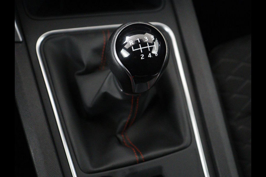 Seat Leon 1.0 TSI FR Launch Edition | Panoramadak | Trekhaak | Stoelverwarming | Camera | Carplay | Navigatie | Sfeerverlichting | Adaptive cruise | Keyless | Full LED | Dodehoek detectie