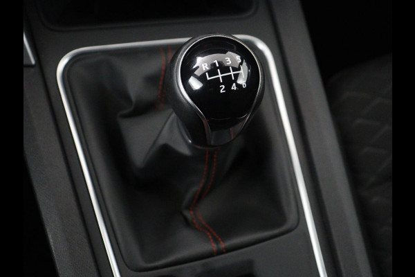 Seat Leon 1.0 TSI FR Launch Edition | Panoramadak | Trekhaak | Stoelverwarming | Camera | Carplay | Navigatie | Sfeerverlichting | Adaptive cruise | Keyless | Full LED | Dodehoek detectie