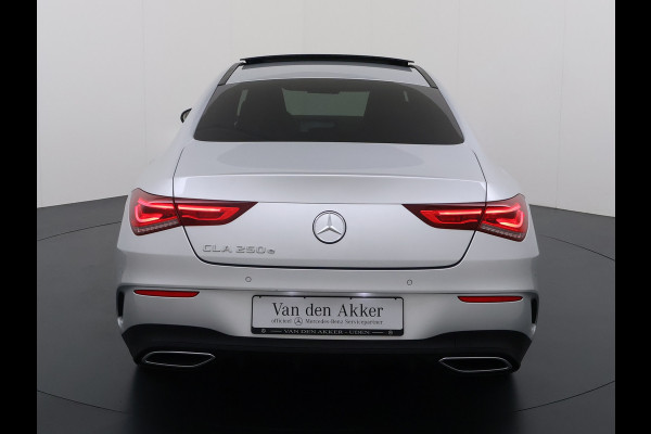 Mercedes-Benz CLA-Klasse 250e AMG // Panoramadak // Nightpakket // Sfeerverlichting // Carplay // Camera // Keyless // MultiBeam