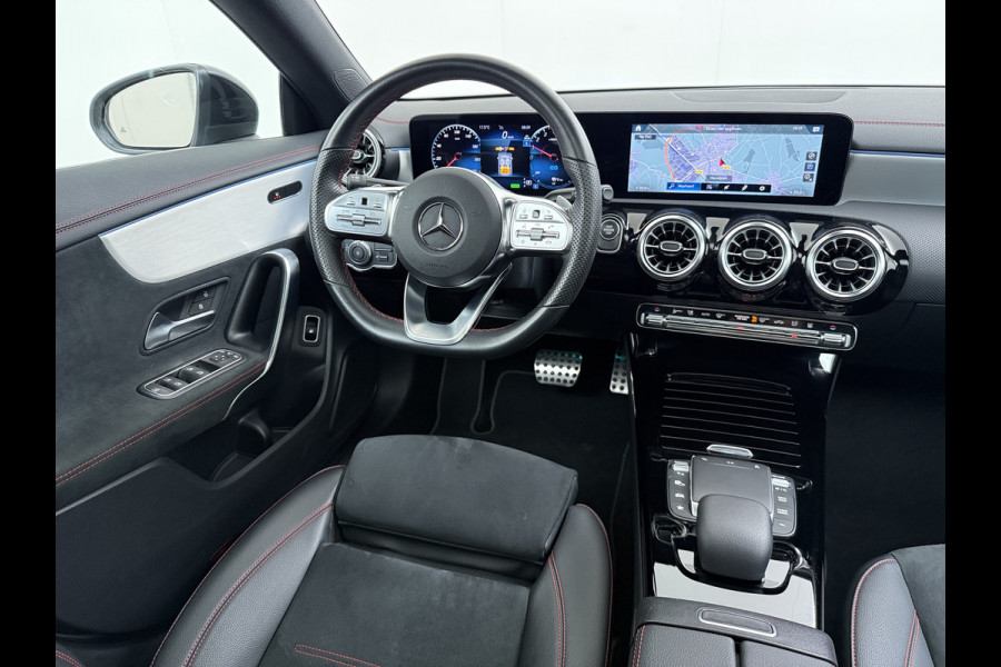 Mercedes-Benz CLA-Klasse 250e AMG // Panoramadak // Nightpakket // Sfeerverlichting // Carplay // Camera // Keyless // MultiBeam