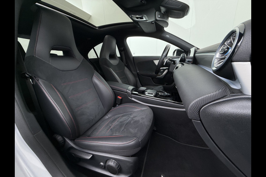 Mercedes-Benz CLA-Klasse 250e AMG // Panoramadak // Nightpakket // Sfeerverlichting // Carplay // Camera // Keyless // MultiBeam