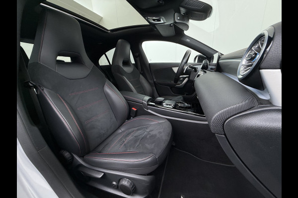 Mercedes-Benz CLA-Klasse 250e AMG // Panoramadak // Nightpakket // Sfeerverlichting // Carplay // Camera // Keyless // MultiBeam