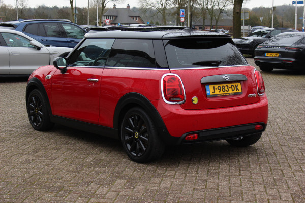 MINI Mini Electric Yours 33 kWh 47.821 km! / Full option! / Panoramadak / Camera / Head-up / Leder / Harman Kardon / Keyless / 17'' / CarPlay / Stoelverwarming / Matrix LED / DAB / Cruise Control
