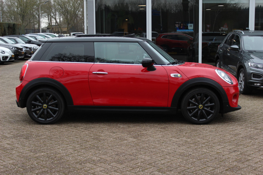 MINI Mini Electric Yours 33 kWh 47.821 km! / Full option! / Panoramadak / Camera / Head-up / Leder / Harman Kardon / Keyless / 17'' / CarPlay / Stoelverwarming / Matrix LED / DAB / Cruise Control