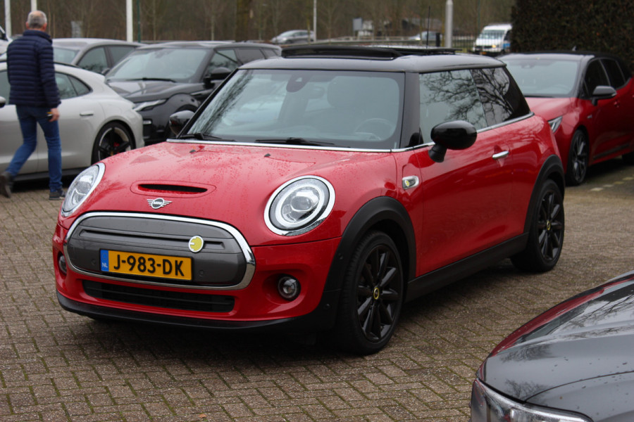 MINI Mini Electric Yours 33 kWh 47.821 km! / Full option! / Panoramadak / Camera / Head-up / Leder / Harman Kardon / Keyless / 17'' / CarPlay / Stoelverwarming / Matrix LED / DAB / Cruise Control