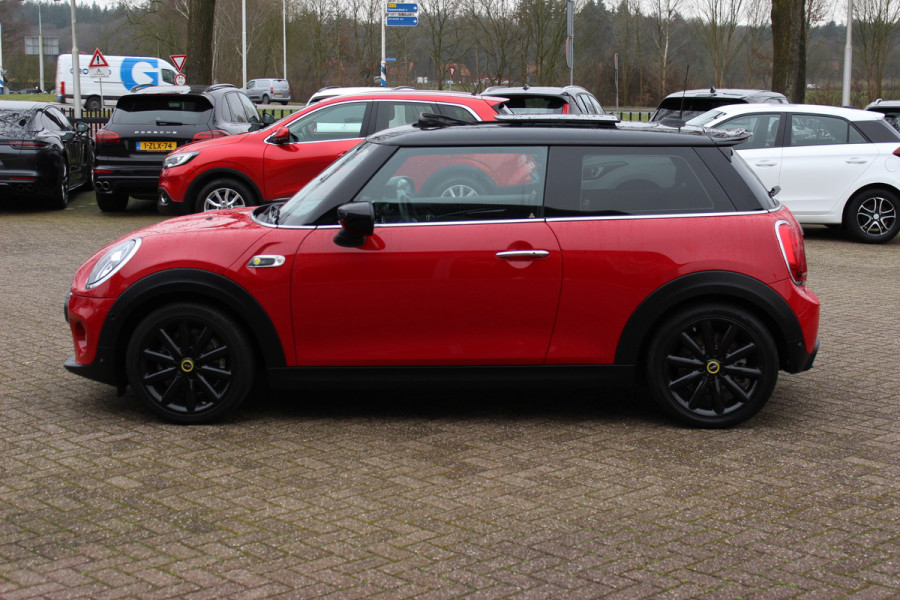 MINI Mini Electric Yours 33 kWh 47.821 km! / Full option! / Panoramadak / Camera / Head-up / Leder / Harman Kardon / Keyless / 17'' / CarPlay / Stoelverwarming / Matrix LED / DAB / Cruise Control