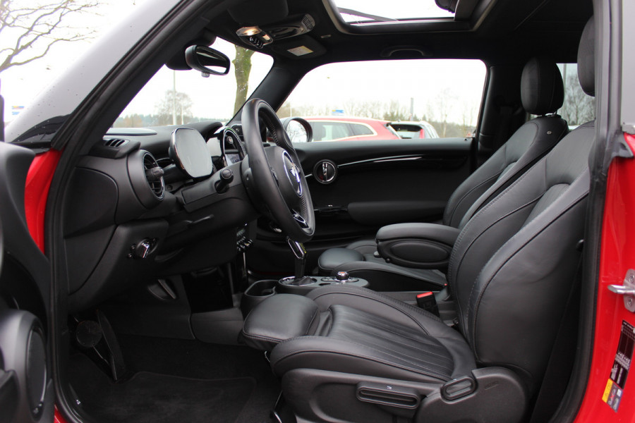 MINI Mini Electric Yours 33 kWh 47.821 km! / Full option! / Panoramadak / Camera / Head-up / Leder / Harman Kardon / Keyless / 17'' / CarPlay / Stoelverwarming / Matrix LED / DAB / Cruise Control