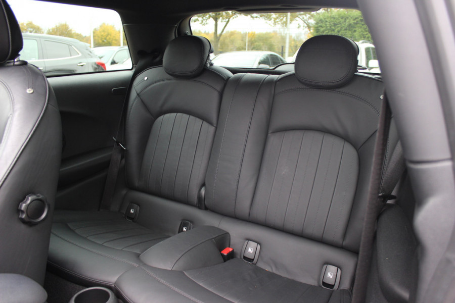 MINI Mini Electric Yours 33 kWh 47.821 km! / Full option! / Panoramadak / Camera / Head-up / Leder / Harman Kardon / Keyless / 17'' / CarPlay / Stoelverwarming / Matrix LED / DAB / Cruise Control