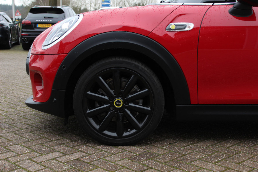 MINI Mini Electric Yours 33 kWh 47.821 km! / Full option! / Panoramadak / Camera / Head-up / Leder / Harman Kardon / Keyless / 17'' / CarPlay / Stoelverwarming / Matrix LED / DAB / Cruise Control