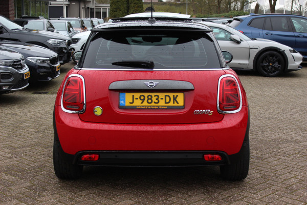 MINI Mini Electric Yours 33 kWh 47.821 km! / Full option! / Panoramadak / Camera / Head-up / Leder / Harman Kardon / Keyless / 17'' / CarPlay / Stoelverwarming / Matrix LED / DAB / Cruise Control