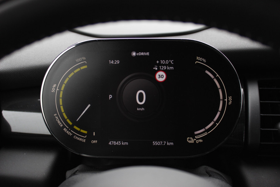 MINI Mini Electric Yours 33 kWh 47.821 km! / Full option! / Panoramadak / Camera / Head-up / Leder / Harman Kardon / Keyless / 17'' / CarPlay / Stoelverwarming / Matrix LED / DAB / Cruise Control