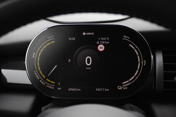 MINI Mini Electric Yours 33 kWh 47.821 km! / Full option! / Panoramadak / Camera / Head-up / Leder / Harman Kardon / Keyless / 17'' / CarPlay / Stoelverwarming / Matrix LED / DAB / Cruise Control