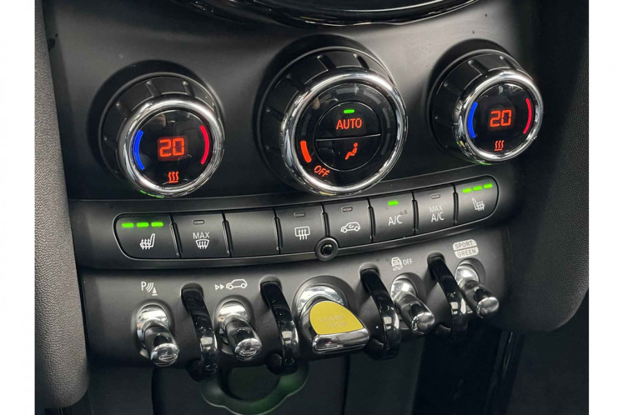 MINI Mini Electric Yours 33 kWh 47.821 km! / Full option! / Panoramadak / Camera / Head-up / Leder / Harman Kardon / Keyless / 17'' / CarPlay / Stoelverwarming / Matrix LED / DAB / Cruise Control