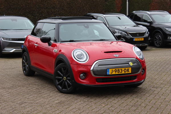 MINI Mini Electric Yours 33 kWh 47.821 km! / Full option! / Panoramadak / Camera / Head-up / Leder / Harman Kardon / Keyless / 17'' / CarPlay / Stoelverwarming / Matrix LED / DAB / Cruise Control