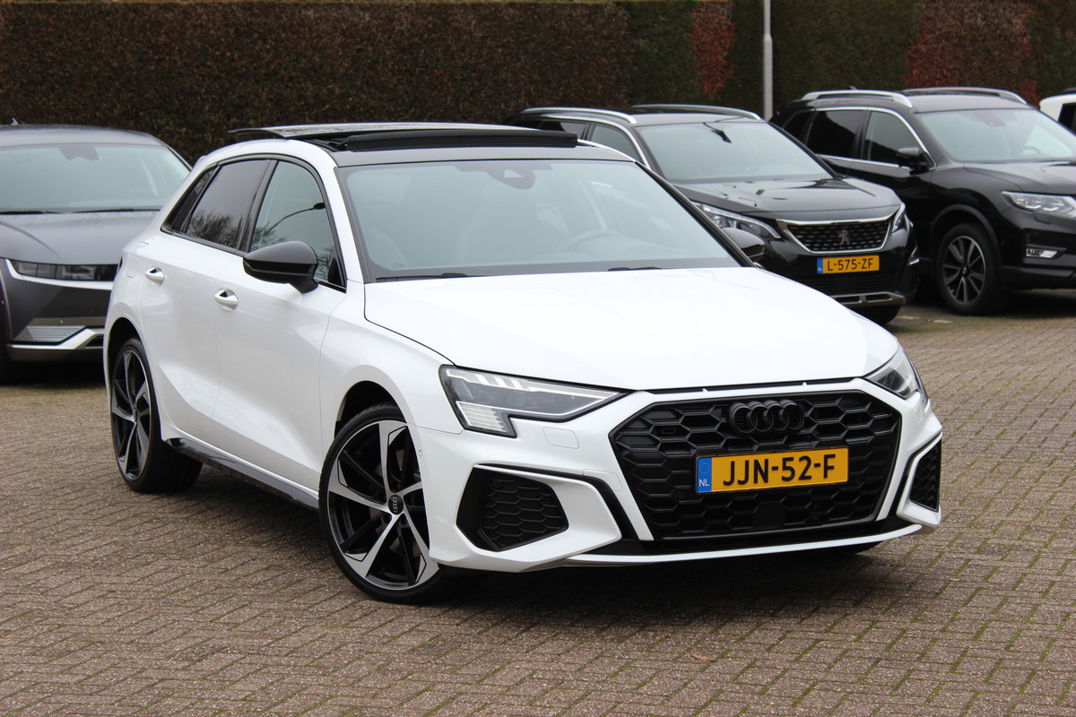 Audi A3 Sportback 45 TFSI e S edition Competition / Panoramadak  / Head-up / RS Seats / B&O / Elektr. stoelen / 19'' / CarPlay / Stoelmassage+Verwarming / Dodehoek / DAB / ACC