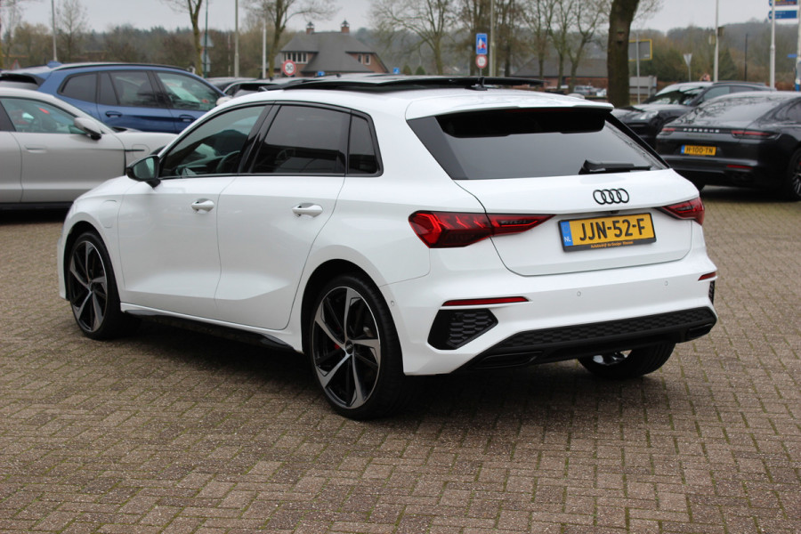 Audi A3 Sportback 45 TFSI e S edition Competition / Panoramadak  / Head-up / RS Seats / B&O / Elektr. stoelen / 19'' / CarPlay / Stoelmassage+Verwarming / Dodehoek / DAB / ACC