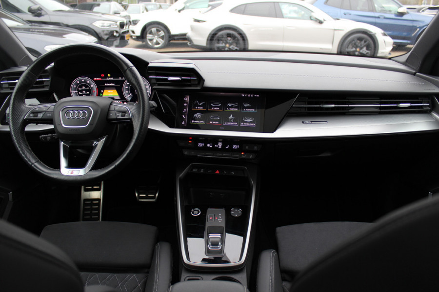 Audi A3 Sportback 45 TFSI e S edition Competition / Panoramadak  / Head-up / RS Seats / B&O / Elektr. stoelen / 19'' / CarPlay / Stoelmassage+Verwarming / Dodehoek / DAB / ACC