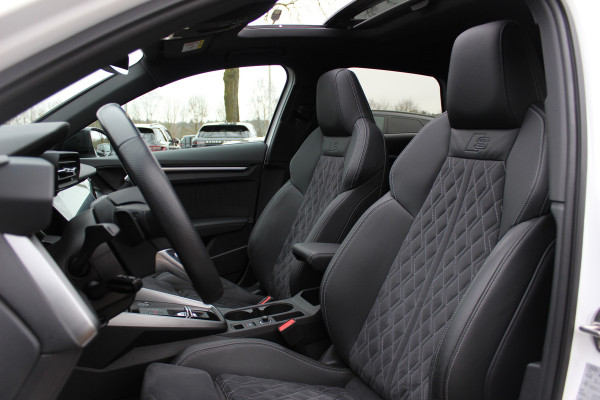 Audi A3 Sportback 45 TFSI e S edition Competition / Panoramadak  / Head-up / RS Seats / B&O / Elektr. stoelen / 19'' / CarPlay / Stoelmassage+Verwarming / Dodehoek / DAB / ACC