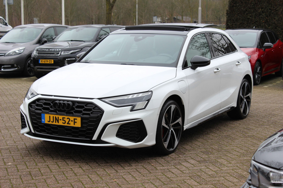 Audi A3 Sportback 45 TFSI e S edition Competition / Panoramadak  / Head-up / RS Seats / B&O / Elektr. stoelen / 19'' / CarPlay / Stoelmassage+Verwarming / Dodehoek / DAB / ACC