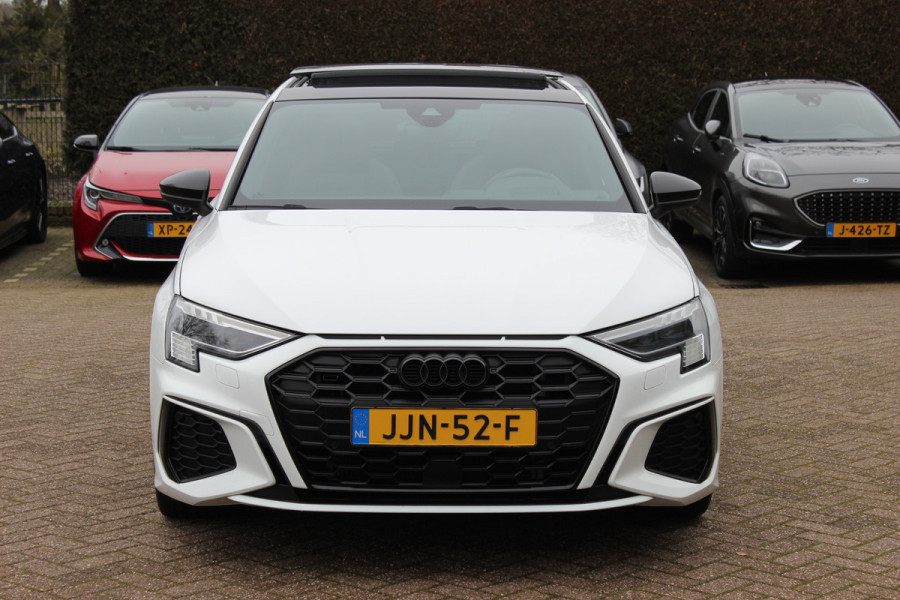 Audi A3 Sportback 45 TFSI e S edition Competition / Panoramadak  / Head-up / RS Seats / B&O / Elektr. stoelen / 19'' / CarPlay / Stoelmassage+Verwarming / Dodehoek / DAB / ACC